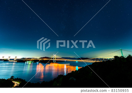 岡山縣倉敷市瀨戶大橋的夜景和星空（來自和水山第二展望台） 83150935