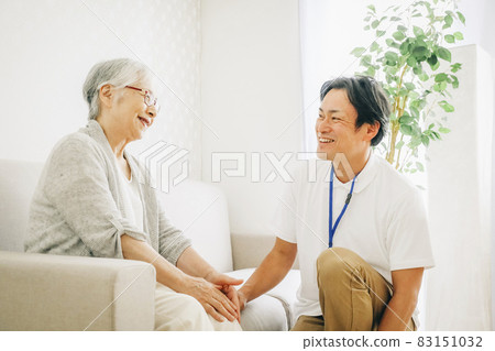 Men and the elderly (smiles) who take care of them 83151032