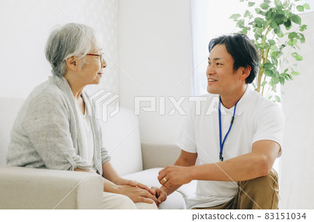 Men and the elderly (smiles) who take care of them Men and the elderly (smiles) who take care of them 83151034