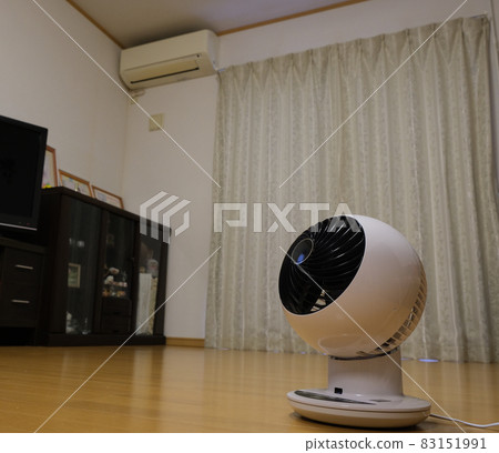 Air conditioner and circulator Close the curtain to improve heating efficiency Image photo material of power saving 83151991