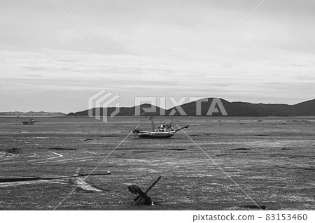 A boat on the tidal flat of the West Sea A boat on the tidal flat of the West Sea 83153460