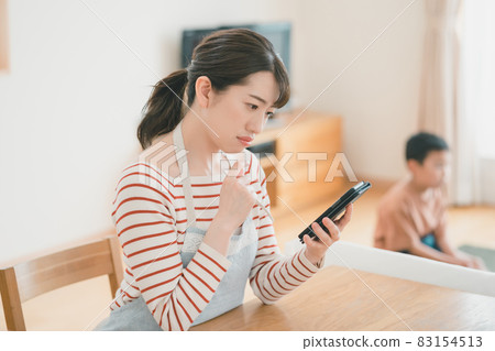 smartphone, sumaho, worried 83154513