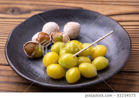 Salt boiling with ginkgo Salt boiling with ginkgo 83154573