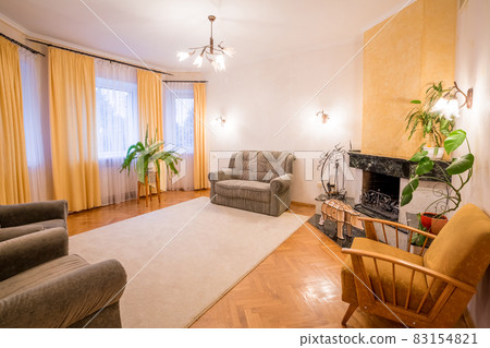 Living room with wood floor 83154821