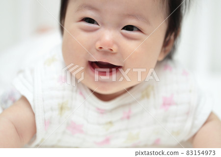 0 year and 4 month old baby turning over and playing 83154973