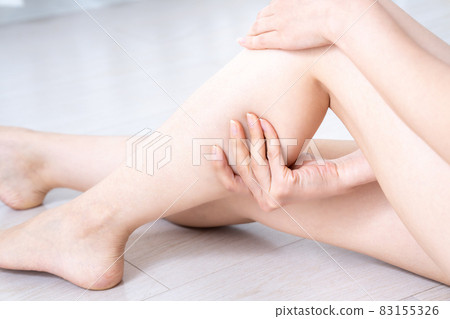 Hands of women who care for their feet [Parts cut] 83155326