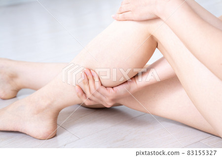 Hands of women who care for their feet [Parts cut] 83155327