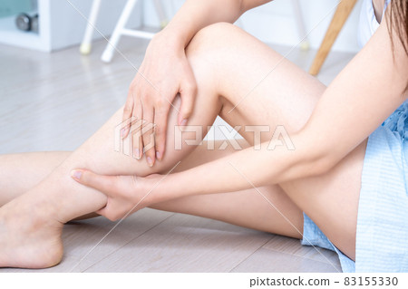 Hands of women who care for their feet [Parts cut] 83155330