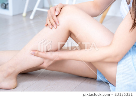 Hands of women who care for their feet [Parts cut] 83155331