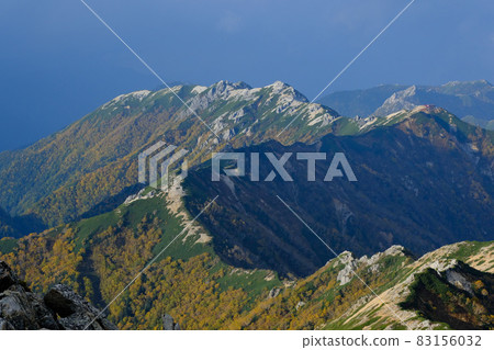 A spectacular trail in the Northern Alps of autumn colors. The magnificent nature of Japan. 83156032