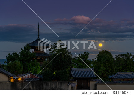 Ikaruga Town, Nara Prefecture, a harvest moon rising from the other side of the three-storied pagoda of Hokiji Temple, a World Heritage Site 83156081
