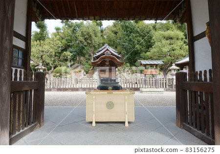 大阪市南河內郡太子町永福寺,從二天門遠眺清德太子陵 大阪市南河內郡太子町永福寺,從二天門遠眺清德太子陵 83156275