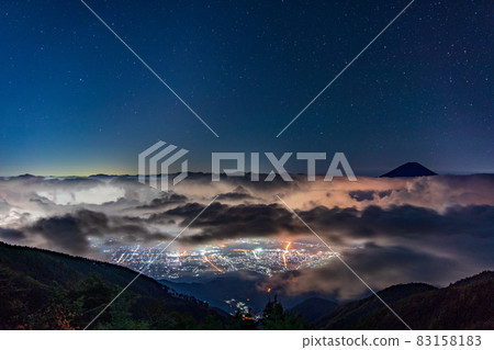 (Yamanashi Prefecture) Sea of clouds, starry sky, Mt. Fuji in the Kofu basin at midnight (Yamanashi Prefecture) Sea of clouds, starry sky, Mt. Fuji in the Kofu basin at midnight 83158183