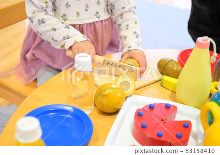 Children playing house 83158410