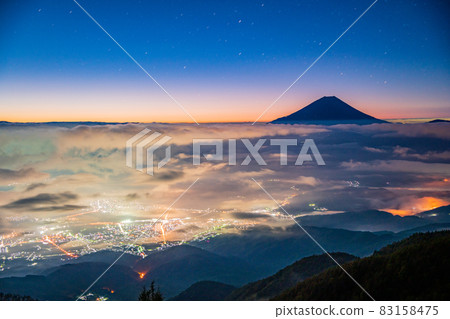 (Yamanashi Prefecture) Kofu Basin, Sea of Clouds, Mt. Fuji before dawn 83158475