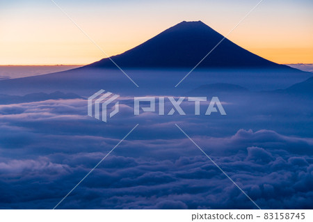 (Yamanashi Prefecture) Before dawn, the sea of clouds and Mt. Fuji 83158745