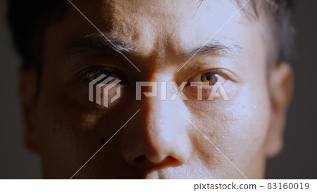 Face up of middle-aged businessman 83160019