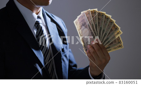 Middle-aged businessman (business / finance) fanning a bill fan 83160051