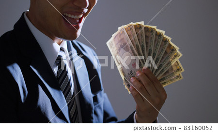 中年商人(商業/金融)搧著鈔票扇 中年商人(商業/金融)搧著鈔票扇 83160052