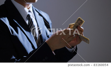 計數票據的中年商人(商業/金融) 計數票據的中年商人(商業/金融) 83160054