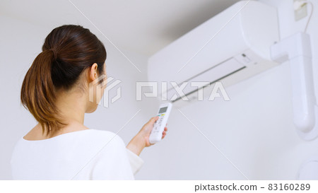 操作空調遙控開關的女人 操作空調遙控開關的女人 83160289