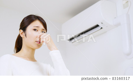 一個擔心空調上有灰塵和黴菌氣味的女人.. 83160317