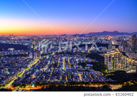 日落時分從山頂欣賞首爾市夜景 83160402
