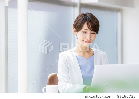 Business woman doing desk work in the office 83160723