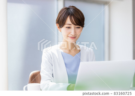 Business woman doing desk work in the office Business woman doing desk work in the office 83160725