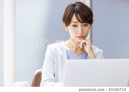 在辦公室做案頭工作的女商人 在辦公室做案頭工作的女商人 83160728