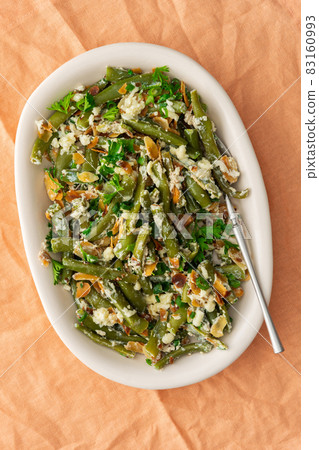Roasted almond flakes with green beans Roasted almond flakes with green beans 83160993