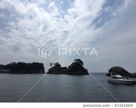 從岸邊看,漂浮在海中的岩石和松樹的陰影 從岸邊看,漂浮在海中的岩石和松樹的陰影 83161669
