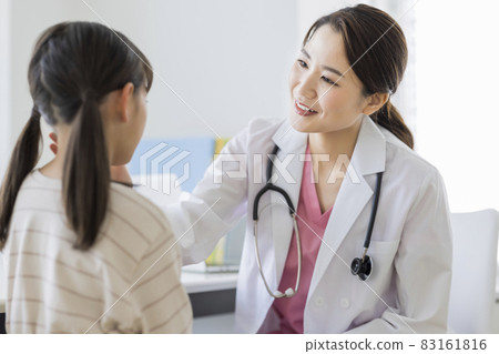 Doctors examining children 83161816