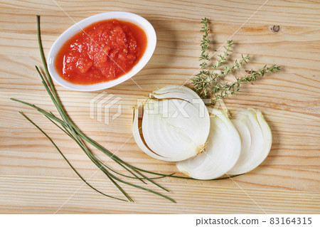 Tomato , onion , thyme and chive 83164315
