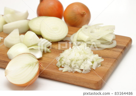 Onions in various ways 83164486
