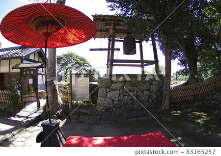 紅色日本傘和陽光 83165257