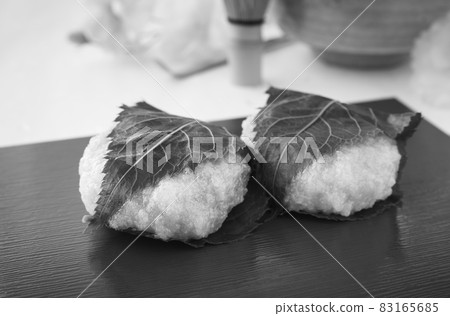 櫻花年糕和茶具日本甜點道明寺春天 83165685