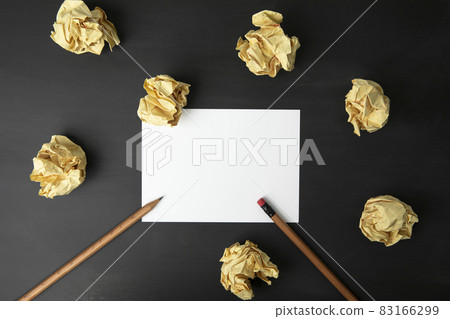 黑色黑板上的卡片和鉛筆 黑色黑板上的卡片和鉛筆 83166299