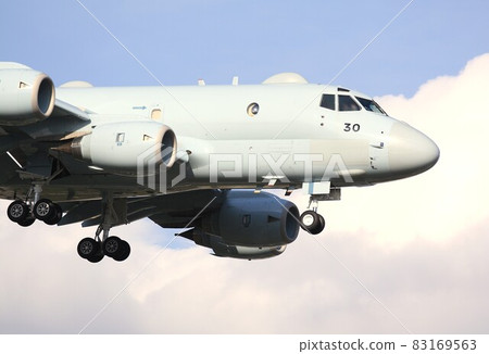 海上自衛隊最先進的P-1噴氣式巡邏機在天上飛 83169563
