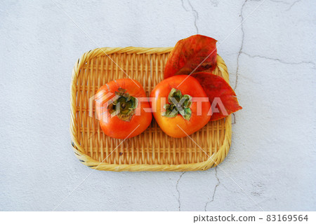 在白色背景上的柿子 83169564