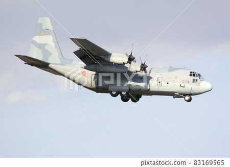 空中自衛隊C-130H大力神戰術運輸機翱翔藍天 83169565