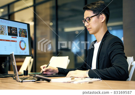 Male designer working in a designer's office Photo cooperation: WEEK Shibadaimon (Sun Frontier Fudousan) 83169587