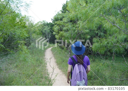 在德克薩斯州聖安東尼奧市的步道上散步 83170105