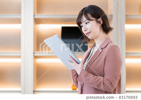 Female employee searching for work information on a tablet Shooting cooperation "+ SHIFT NOGIZAKA" Female employee searching for work information on a tablet Shooting cooperation "+ SHIFT NOGIZAKA" 83170893