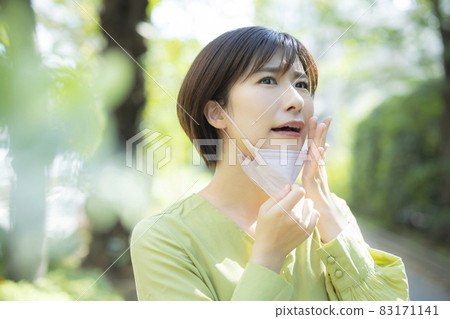 Woman in mask 83171141