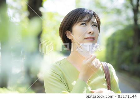 Woman in mask 83171144