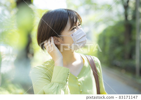 Woman in mask 83171147