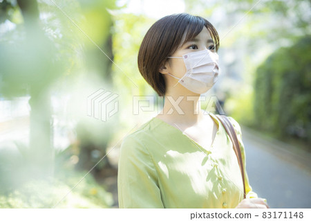 Woman in mask 83171148