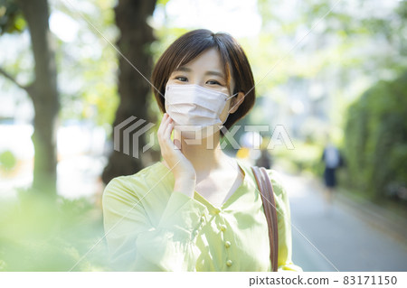 Woman in mask 83171150