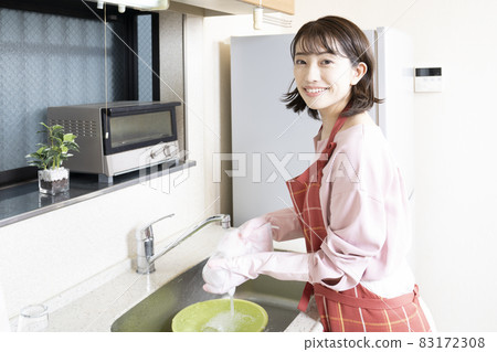 洗碗的女人 洗碗的女人 83172308
